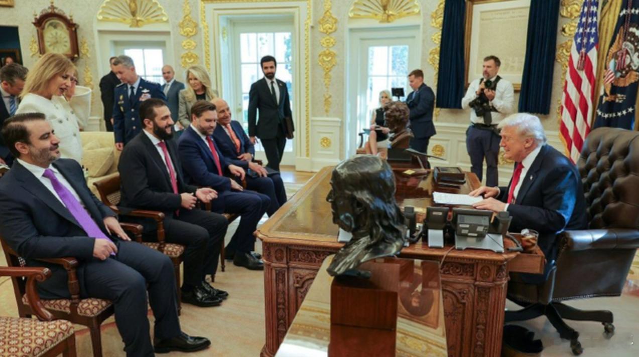 【叙利亚领导人走进美国白宫！孙玉良：特沙握手让世界目光停顿一秒】当特朗普在白宫伸