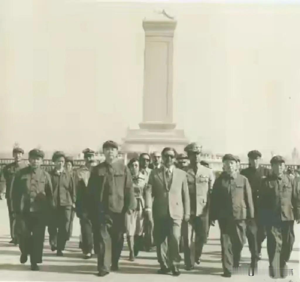 1978年5月2日，突尼斯国防部长阿卜杜拉·法哈特率团访华期间，在粟裕（时任中央