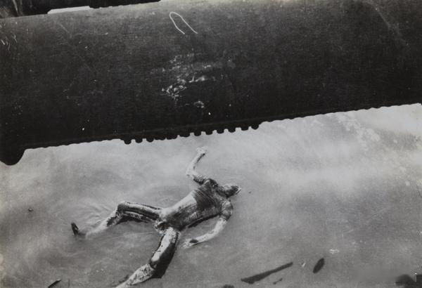 浮尸，上海，1937年 ​​​