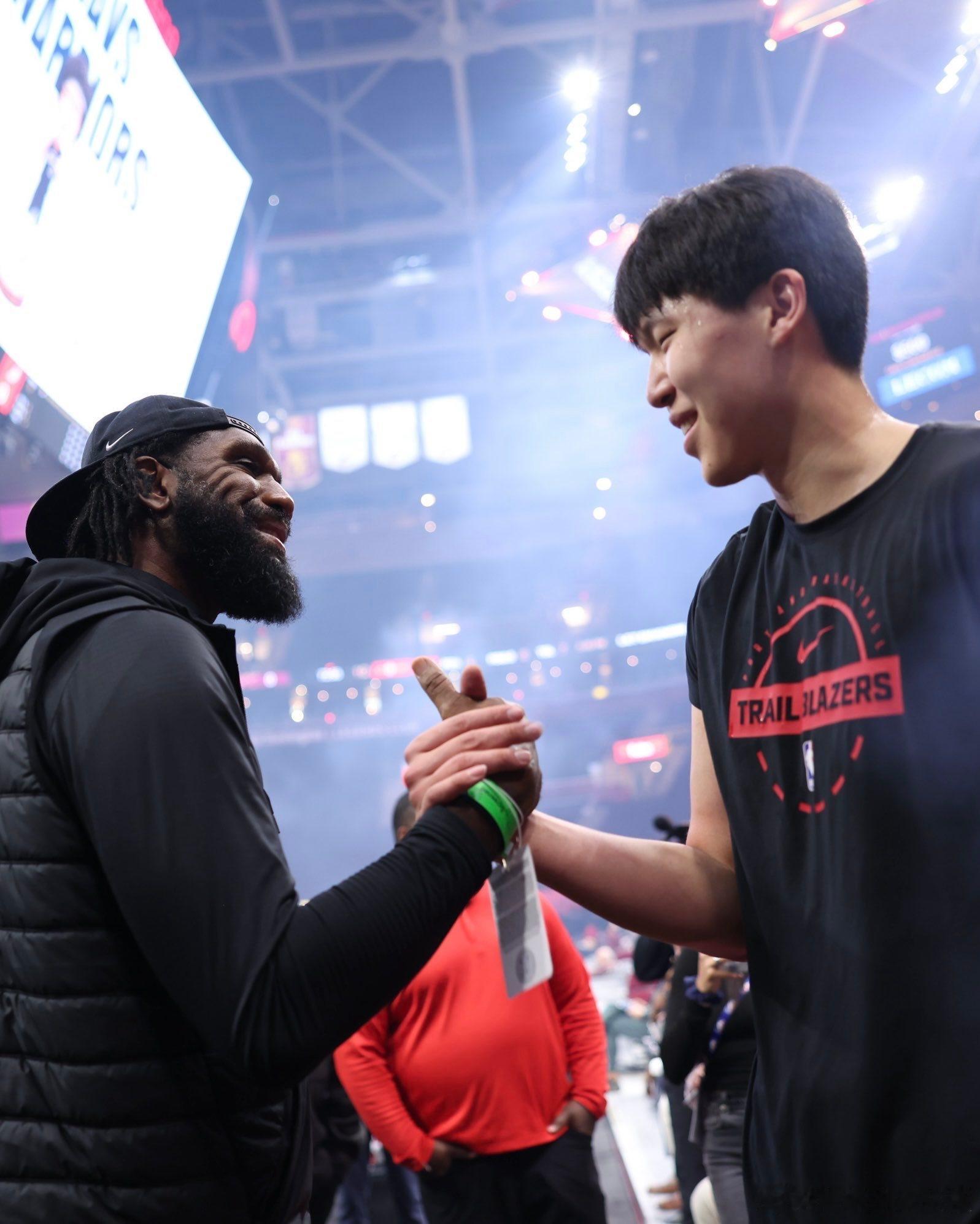 杨瀚森今日赛前与奥登合影👀根据开拓者队记报道，杨瀚森已被下放至G联盟撕裂之城混