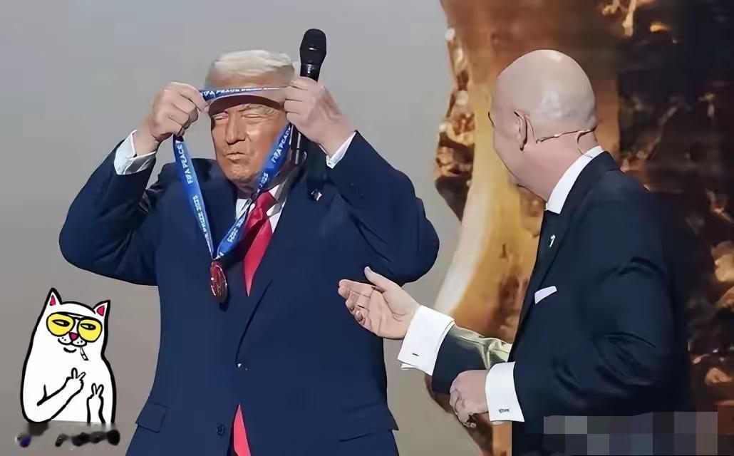 世界杯还没开幕，足坛最荒唐的闹剧就已经上演，所谓的足球无国界，在现实面前碎得彻底
