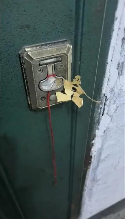 发现邻居家的门上放了个小纸人，是什么意思啊？
