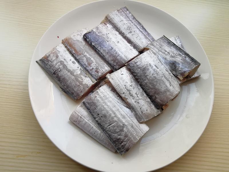 徐文兵：带鱼很好收拾，把两边的鳍一剪，肚子剖开，洗带鱼主要是把里面的黑膜抠掉，那