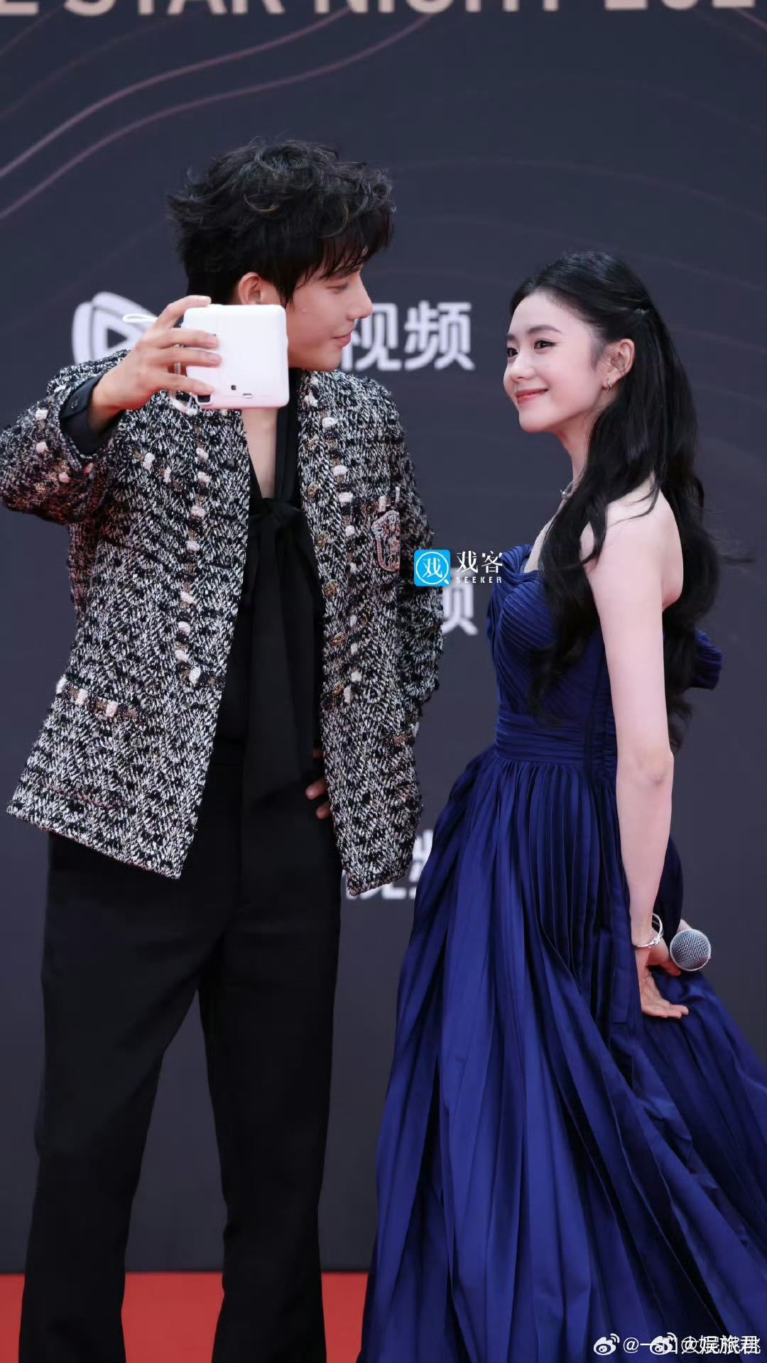 刘浩存王安宇酷妹拽王  天呐，我是不是起猛了眼花啦？居然瞧见刘浩存和王安宇手挽手