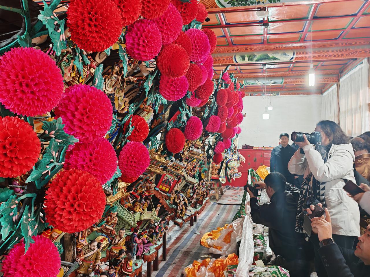 有幸近距离观赏酥油花，它是塔尔寺“三绝”（酥油花、壁画、堆绣）之一，每年农历正月