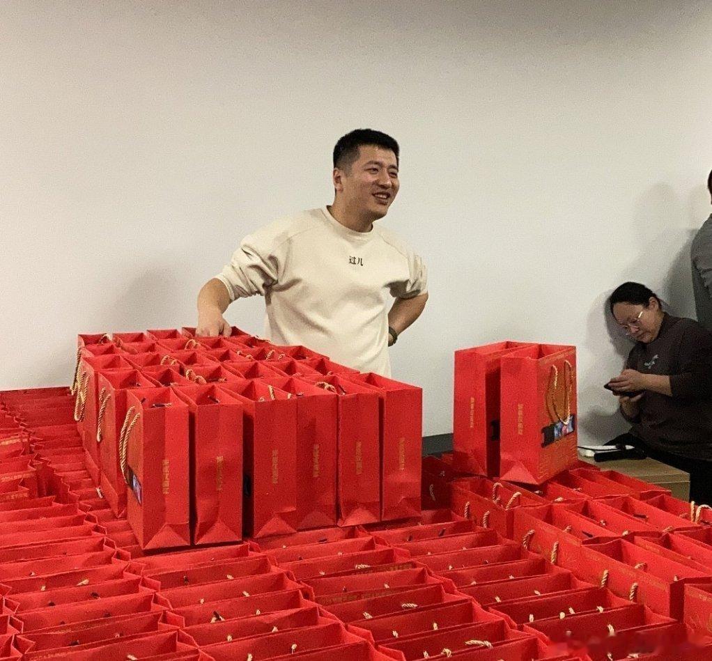 #张雪峰让员工过年别给孩子红包#？？这不等于送补习练习册吗？？我这种差生的噩梦啊