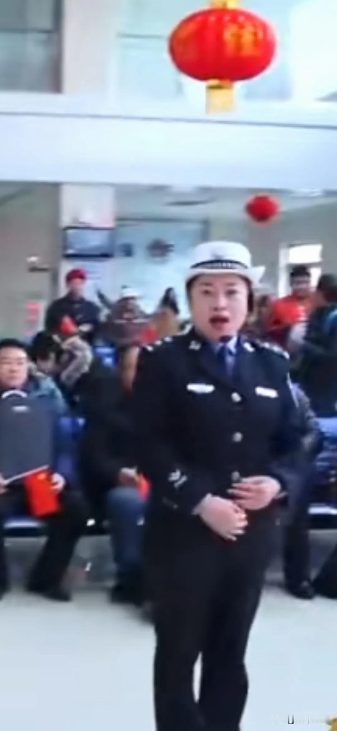 火车站女民警为旅客唱起了红歌《太阳最红，毛主席最亲》，歌声响彻候车大厅。这位女民