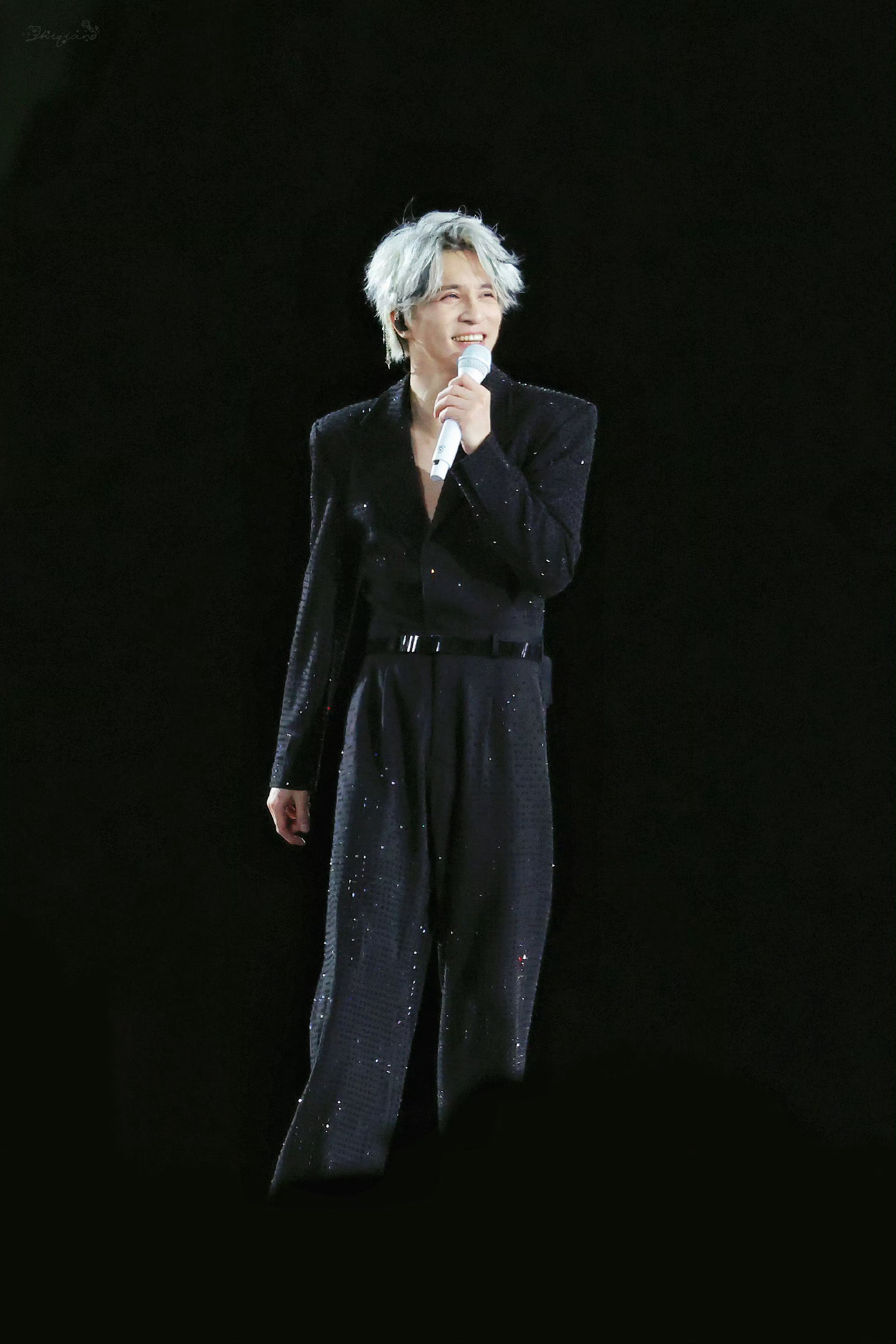 薛之谦黑色深v薛之谦今天真的，每一个细胞都是帅绝美绝的