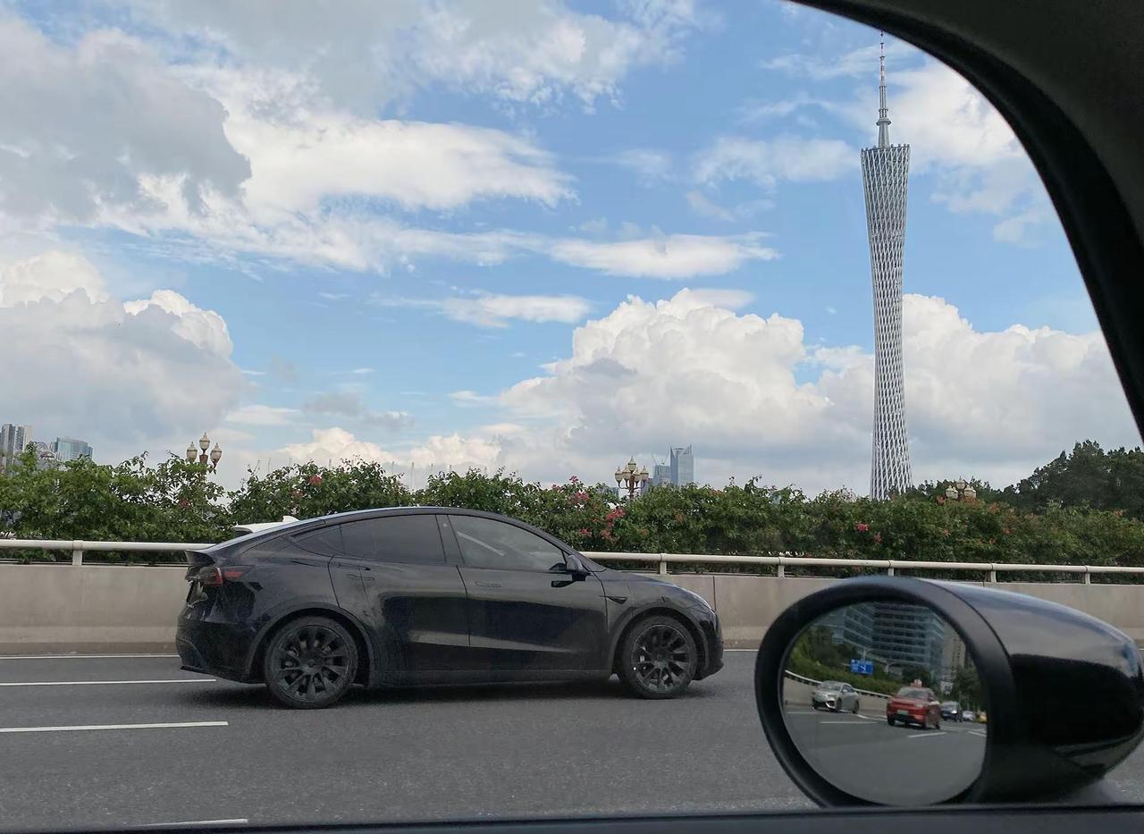 副驾视角 路过广州塔的蓝天白云。广州塔城市随拍 车窗风景