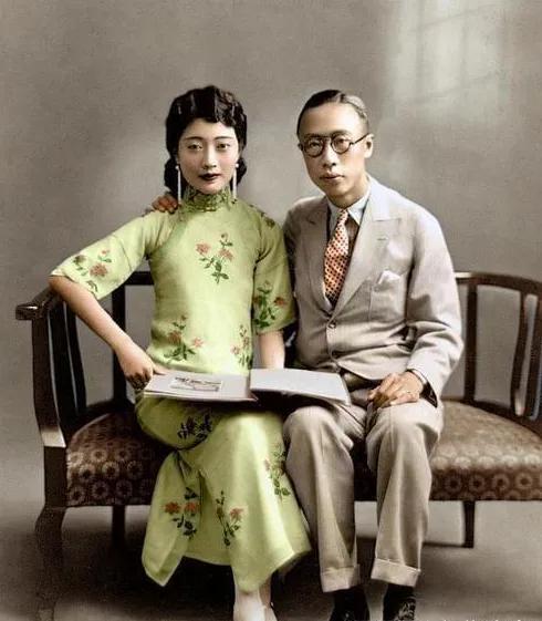 1935年，婉容疼到晕厥，才生下女儿。谁知，溥仪看了一眼婴儿后，气的咬牙切齿，随