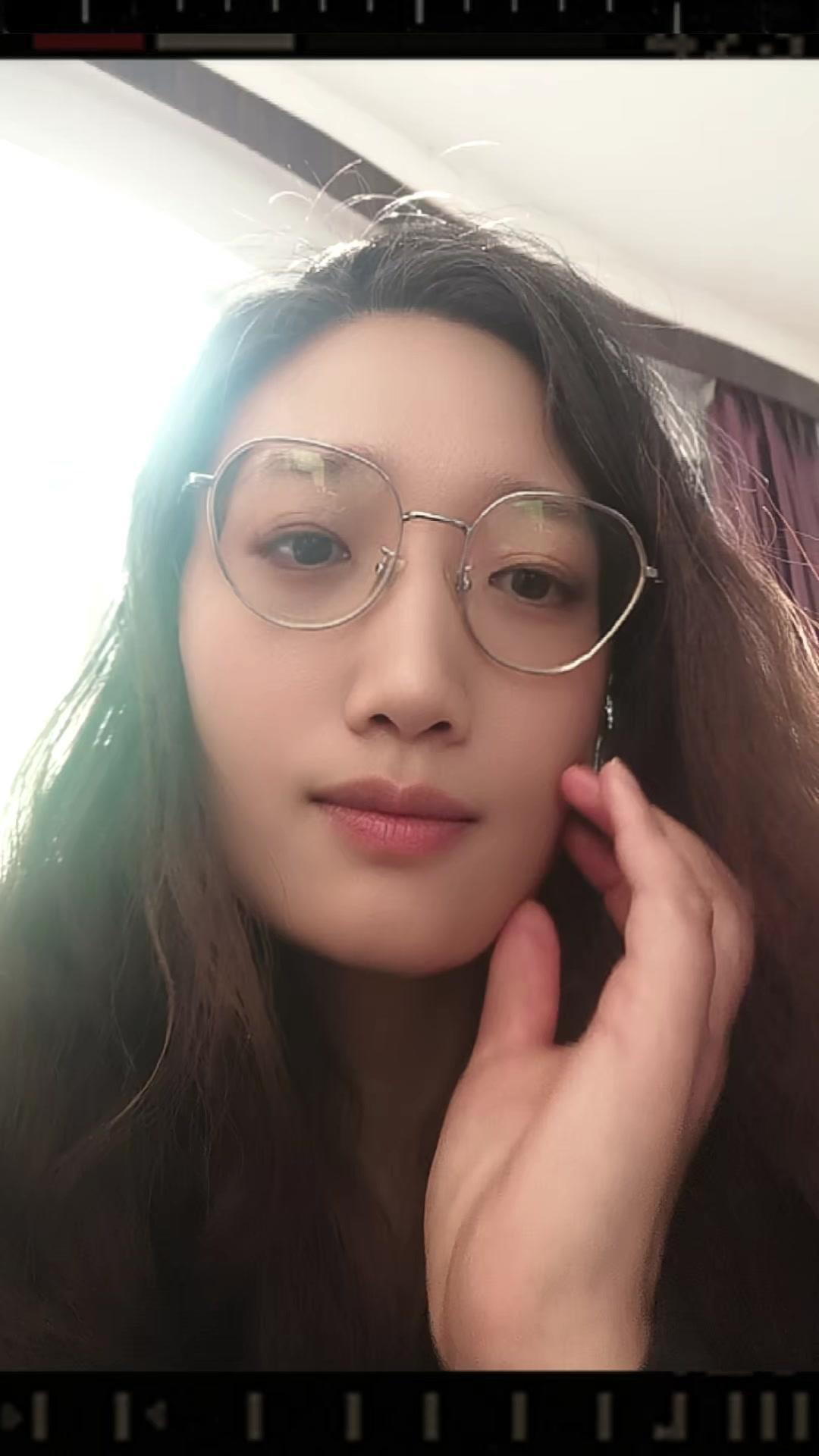 看到真真穿着白色羽绒服蹦跳的样子，突然想起刚毕业时的自己。戴着灰色针织帽，踩着A