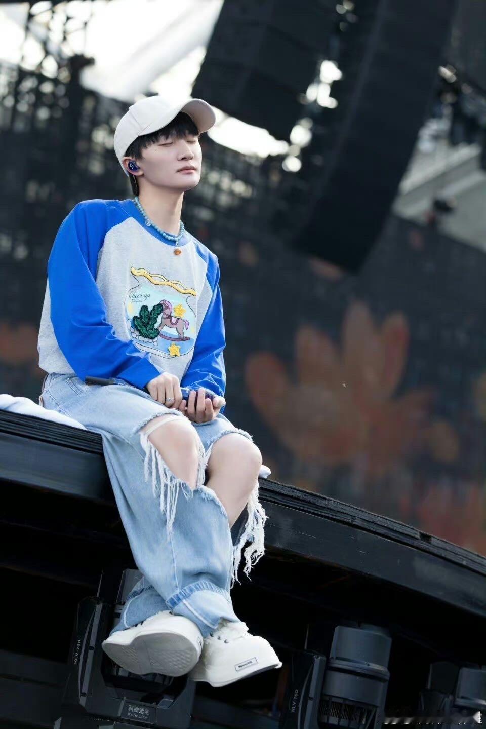 周深沈阳演唱会，《没关系》首唱太惊艳！被狠狠拿捏住了，羡慕现场的人能解锁这首治愈