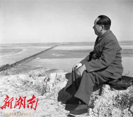 极目山河远，忧思系万民。 静对苍茫天地，所思，皆是家国与苍生。