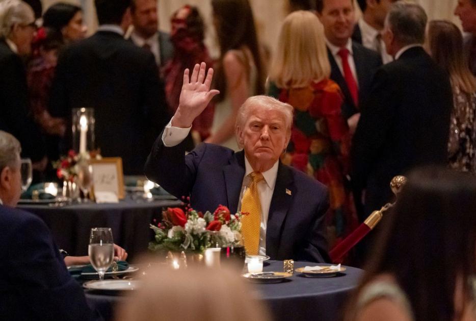 离谱！特朗普圣诞夜通话语出惊人 竟喊话严防“坏圣诞老人”还狂吹清洁煤炭
 
12