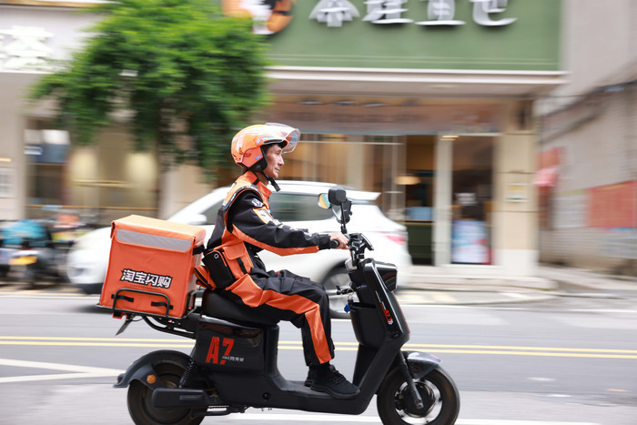 阿里加码对即时零售长期投入新信号：饿了么App正式焕新为淘宝闪购