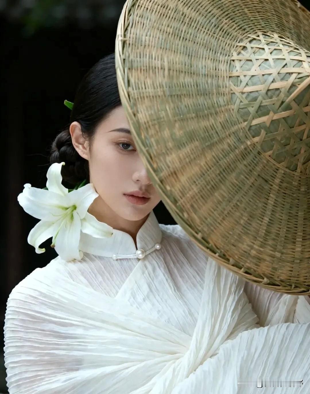 复古风情，白衣少女与竹编伞的唯美邂逅古风伞写真 花伞少女照 雨伞下的女子 古风茉