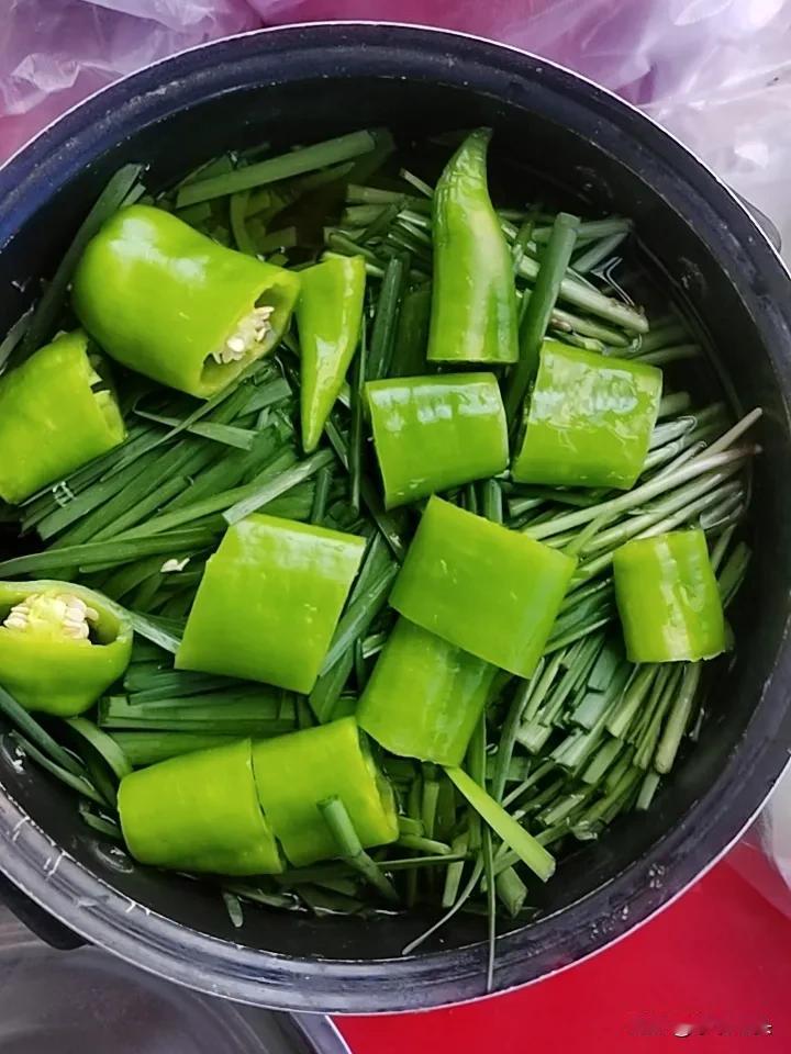 可能是从小命苦的原因吧！
我特别喜欢吃韭菜，
不管是馅饼还是水饺，
或者是炒韭菜