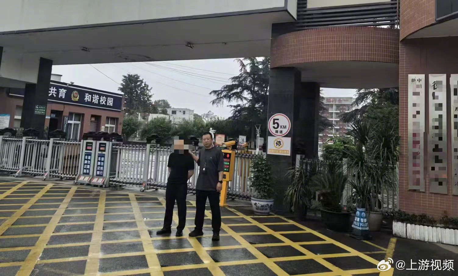 #近百万余条学生信息被层层转卖#【四川一高校招生办主任是内鬼，近百万条学生信息遭