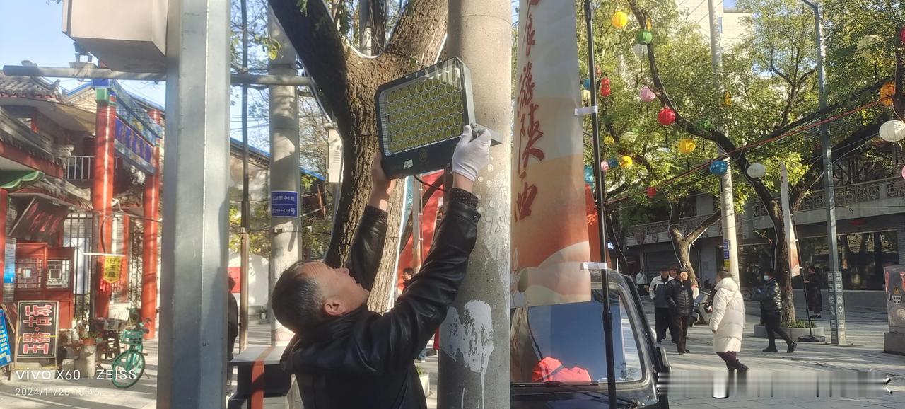 下午逛会，走到咸阳博物院，听说将安灯，亮化古建牌坊，这对夜间旅游、打卡拍照，激活