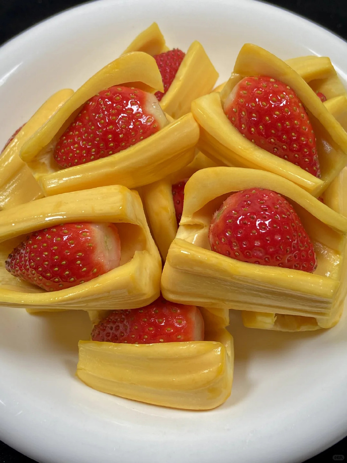 看看这都出现多少种了？你们是真会吃啊，但是我一个没吃过，真的好吃嘛菠萝蜜夹草莓