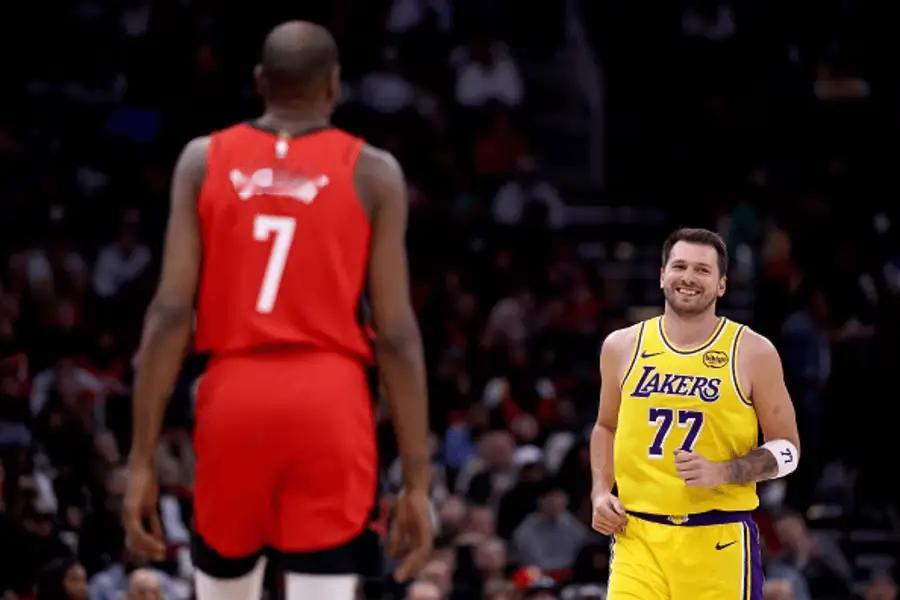 账面上看肯定是变强了，得到了上赛季没有的可以致命一击的球星，但随着老范的报销、格