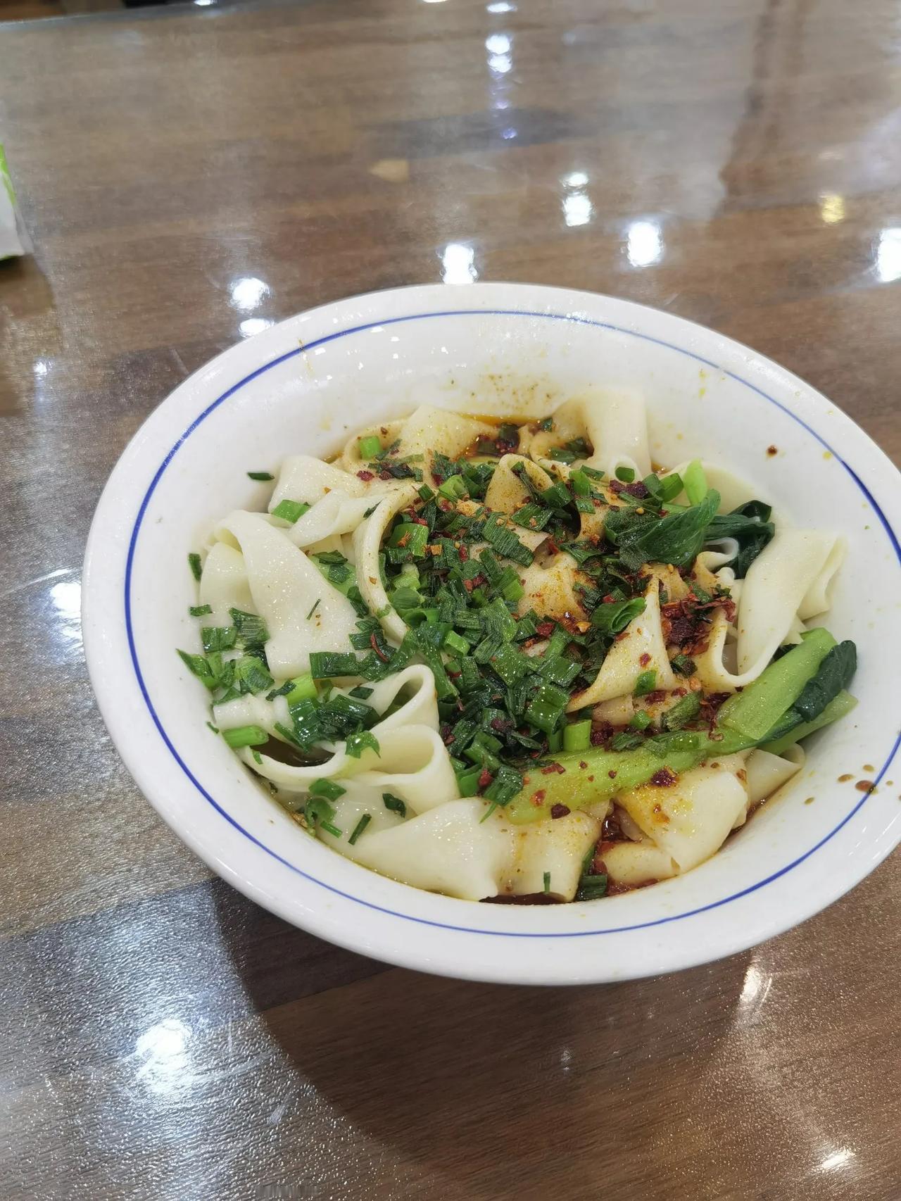 发一张在西安中午日常吃的碗底面（油泼扯面），各位朋友看看面的色、香、味以及量够吃