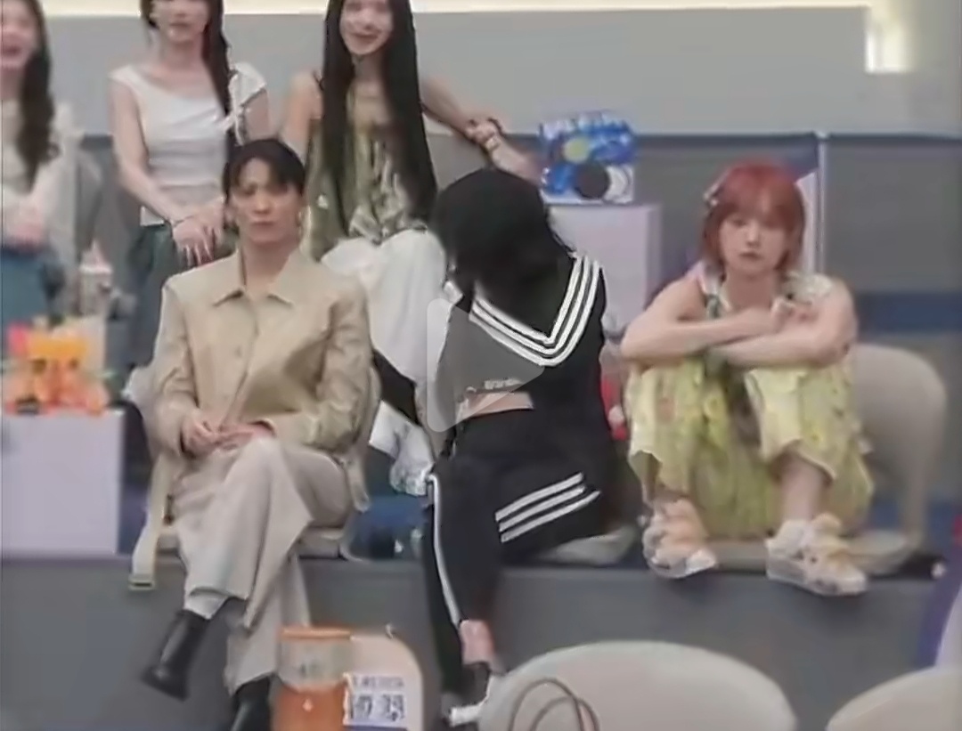 黄灿灿浪姐候场的时候她大大咧咧叉开腿坐着，整个人放松到完全没偶像包袱。跟旁边优雅