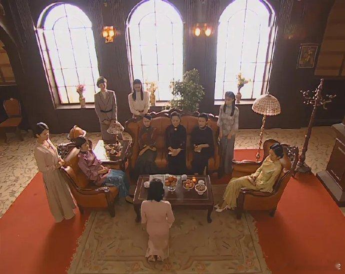 《金粉世家》这张图压迫感太强了中间坐着三个婆婆，两边坐着两个嫂子，后面站着一群大