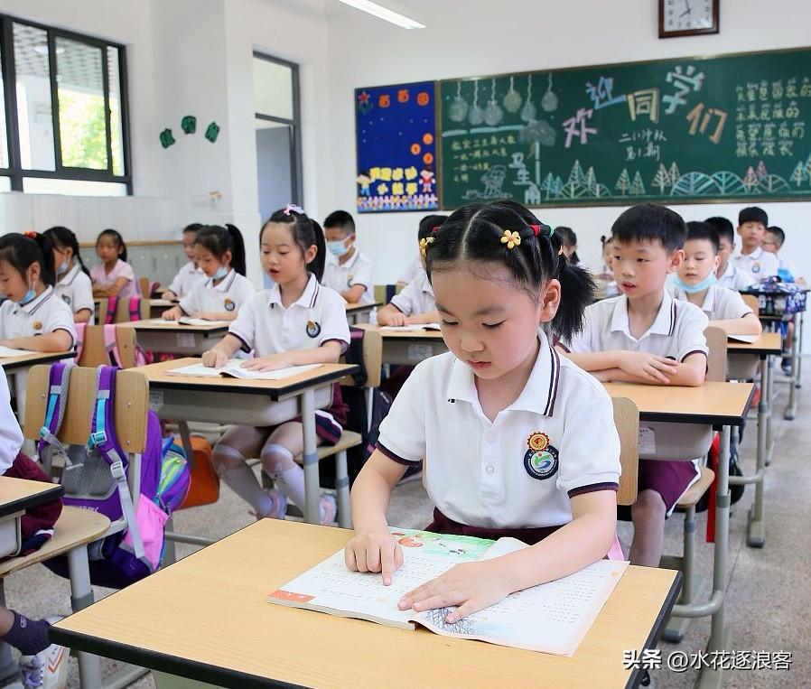 我认为不支持

我不支持小学生佩戴电话手表入校。教育贵在静心治学，校园是潜心求知