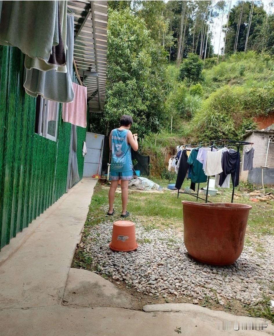 两间铁皮房，住了一家十几口人，一住就是两年多。

你以为这是某个偏远山区的特困户