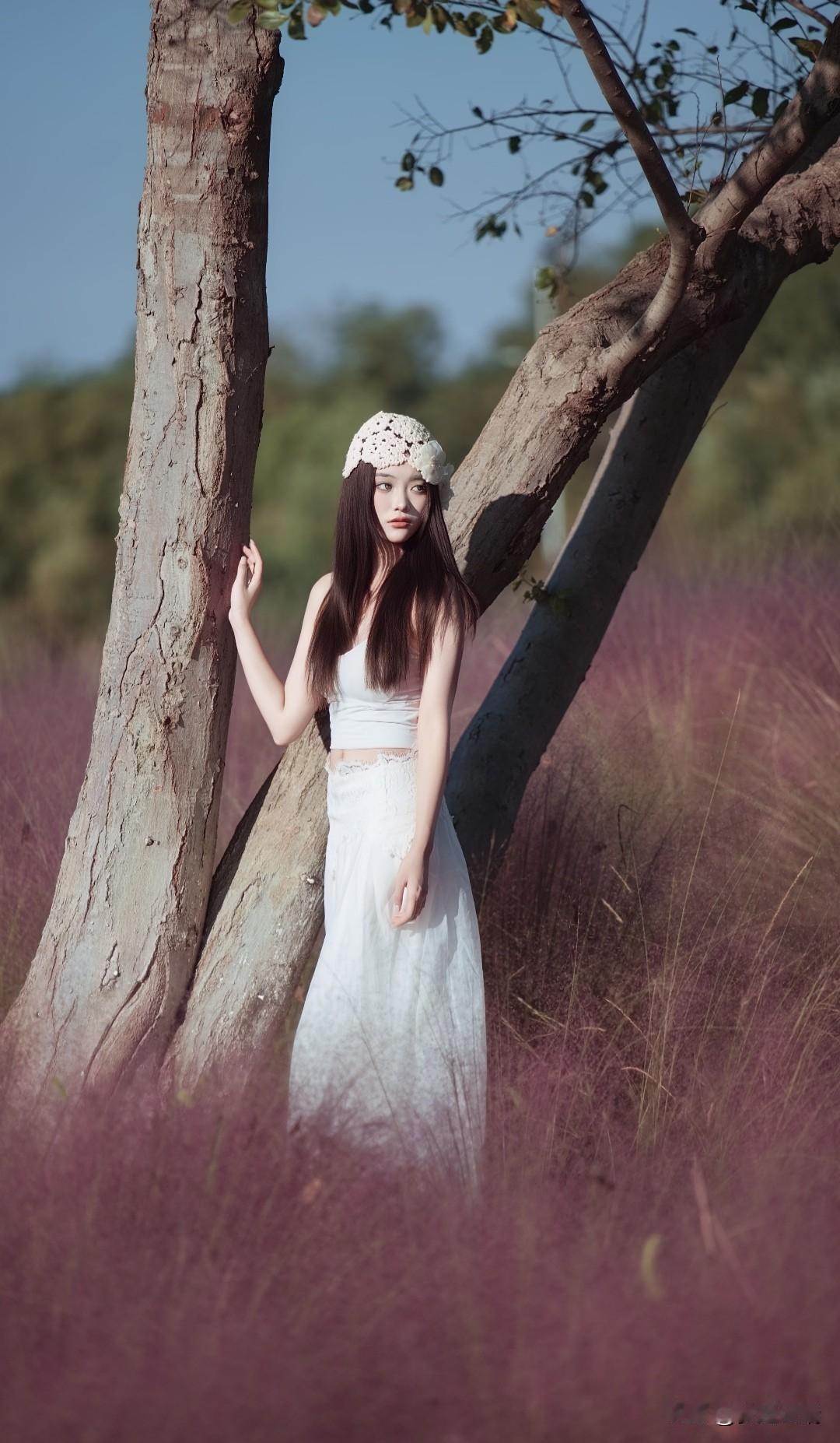 梦幻森林中的白衣少女，轻盈飘逸，宛如仙子降临。