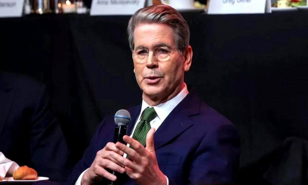 美国终于放心了。

10月23日，中国商务部表示：中国国务院副总理何立峰将于10