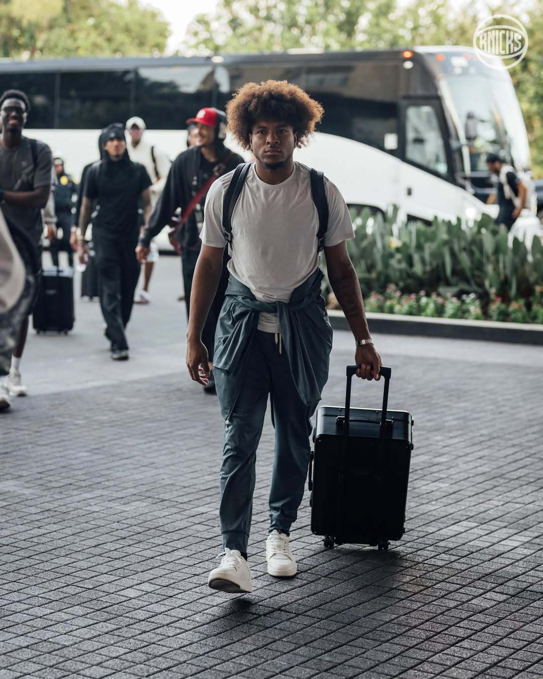 #NBA世界杯燃爆盛夏#  尼克斯全队已经抵达圣安东尼奥，总决赛首战将于6月4日