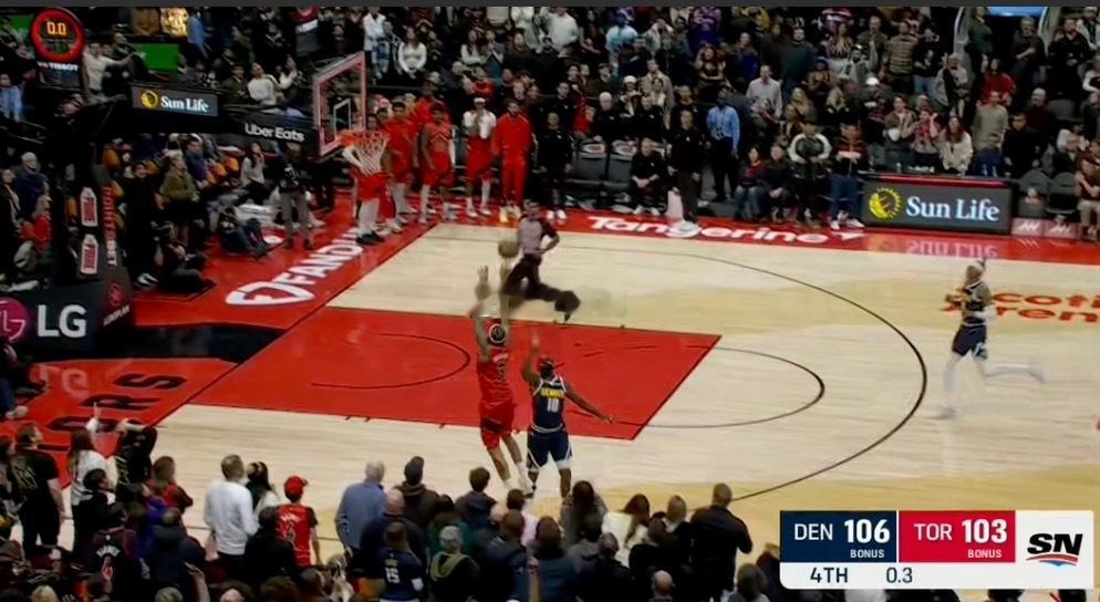 英格拉姆这球太帅了，只可惜裁判回看后判定超时，真是太可惜，这球如果有效，绝对是今