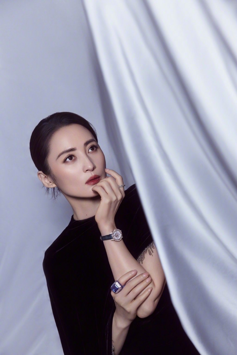 这姐是吃了防腐剂吗？红毯上每一步都像在演绎美学教科书，从古典温婉到酷飒御姐无缝切