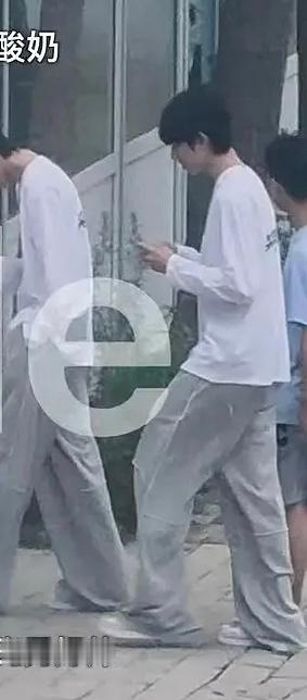我的大宝宝面对压力不抱怨，拿到手机珍惜时间，认认真真考试快快乐乐休息。 