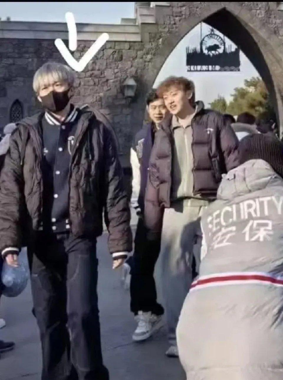 坏了❗❗❗这下真在环球影城遇见王楚钦啦[震惊]之前是在玩梗啊，现在真让大家看到了