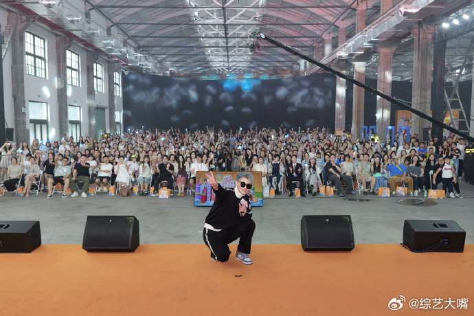黄子韬我煮的肥姨妈螺蛳粉好吃嘛舞台互动氛围感满分，黄子韬可爱发问征集螺蛳粉评价。