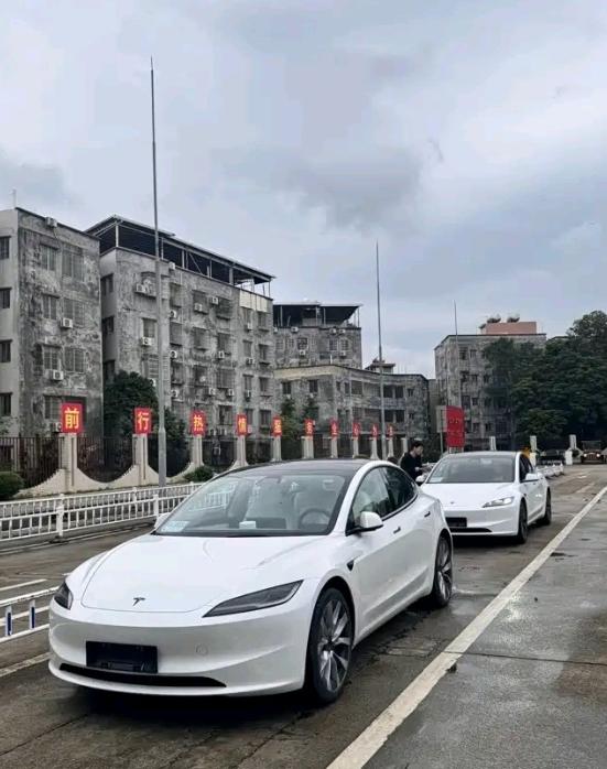 我表弟去年贷款15万买了辆埃安，说要跑顺风车养家。昨天他给我打电话，声音都哑了：