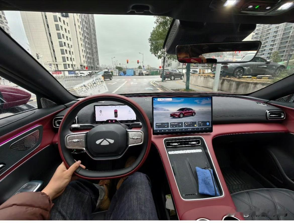 兄弟们，给大家试试奇瑞风云A9L光辉
刚刚去拿车开了一个小时，底盘是真不错啊，双