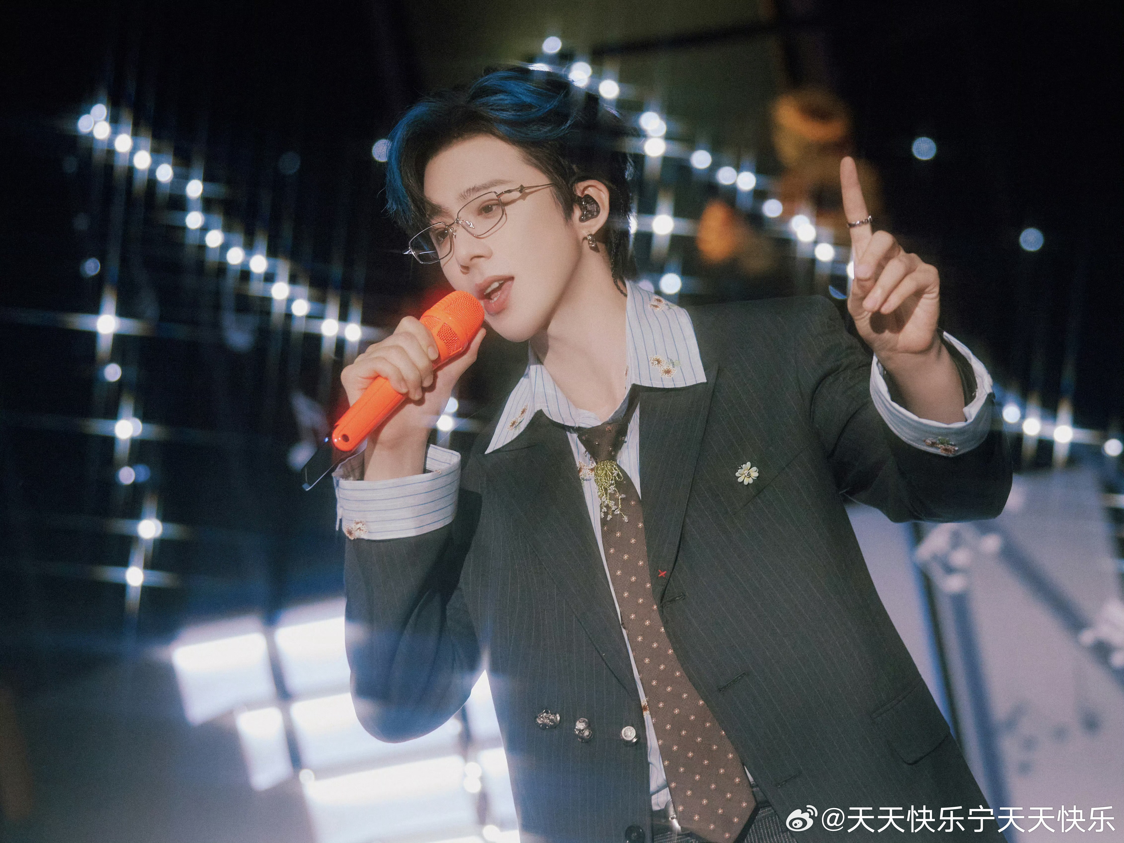 摩登兄弟  刘宇宁，身边并不拥挤，你来了就是唯一，你的光是如此热烈的存在，哪怕是