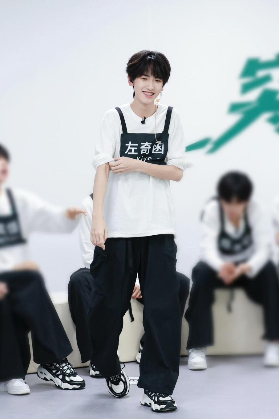 哎呦额家小傻子 