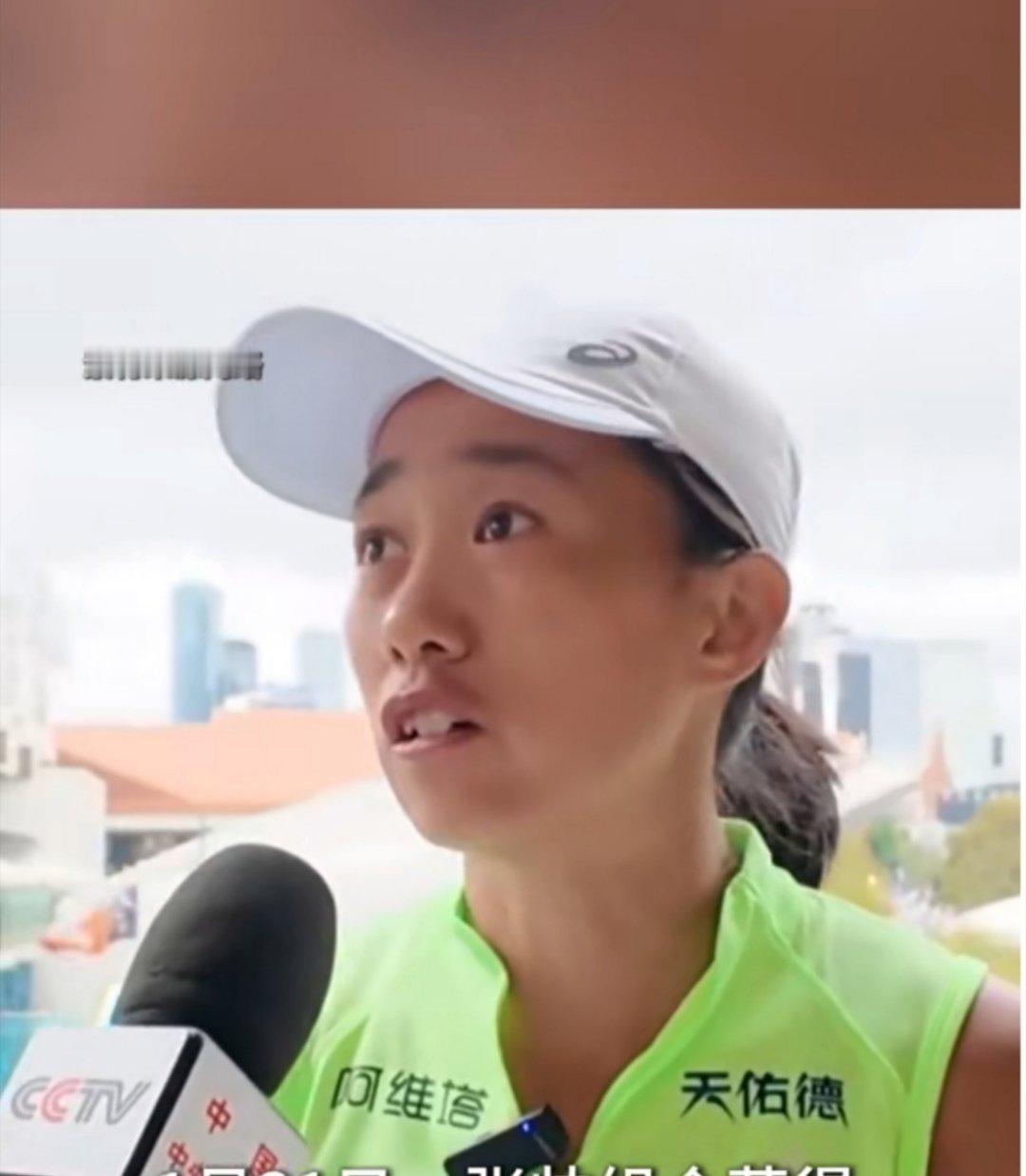 冠军背后的温暖！张帅澳网女双登顶，父母现场见证喜极而泣张帅父母现场见证女儿夺冠 