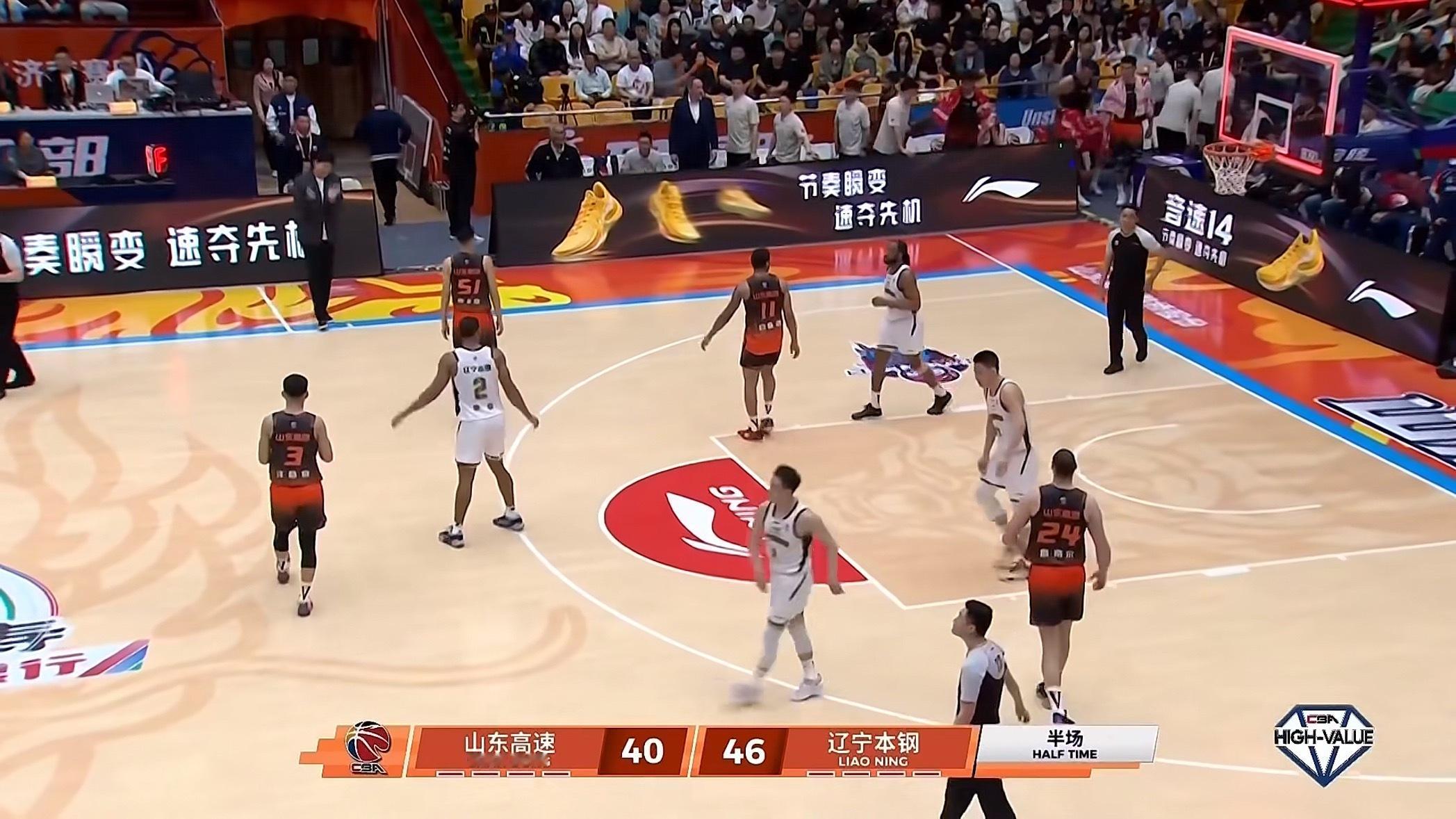 辽宁客场对山东半场比赛结束辽宁队暂时领先6分山东男篮vs辽宁男篮