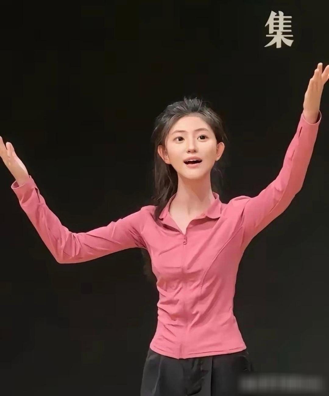 被网友夸神颜的甘肃一艺考女生火了，真人美得像AI