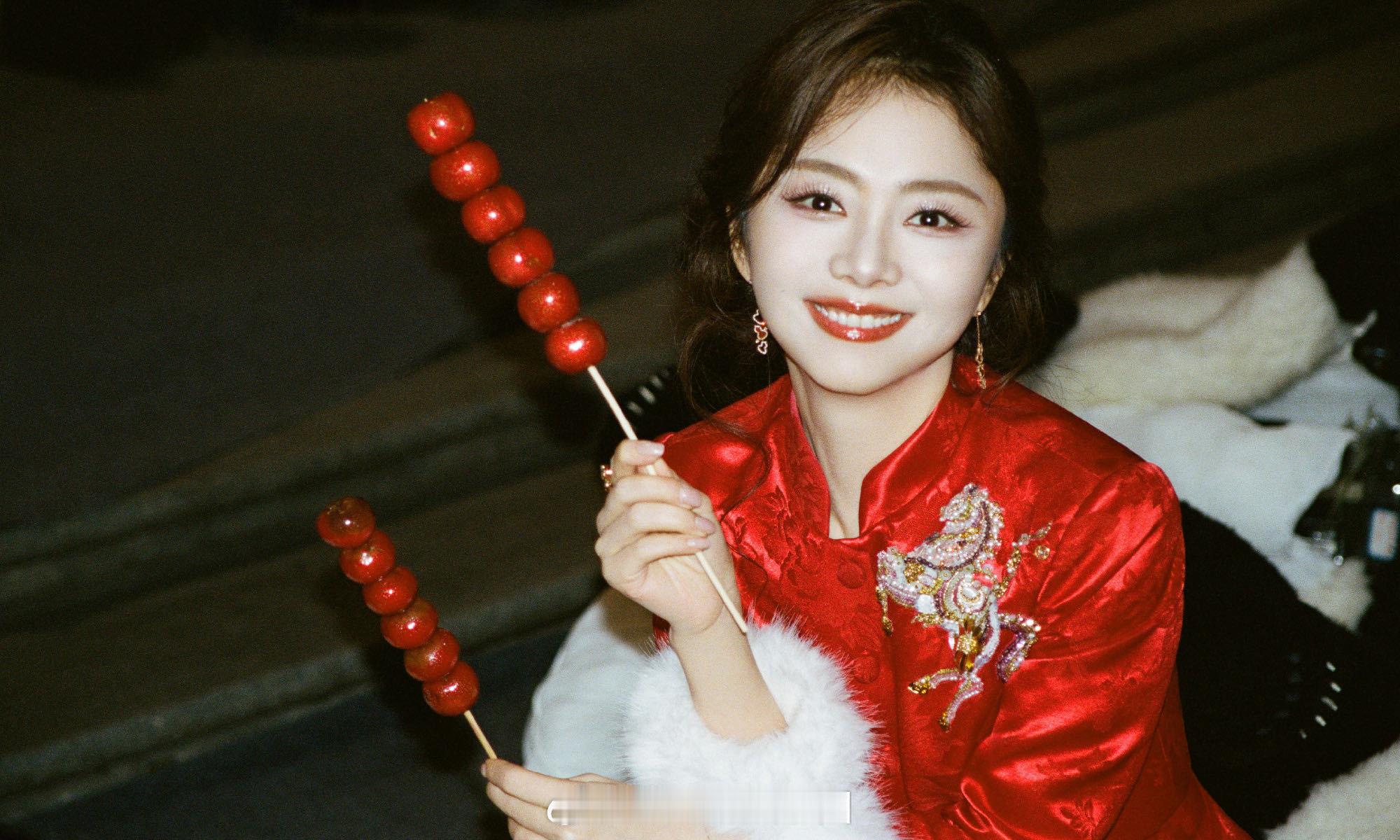 谭松韵胸前好亮的马春晚 宜宾分会场《立上游》，谭松韵胸前亮马配饰太绝，火速求这款