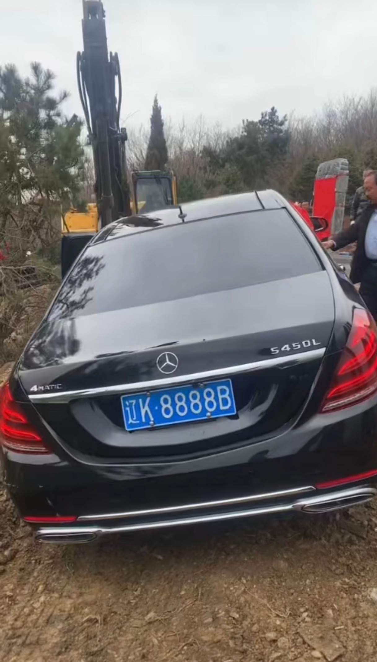 填埋奔驰车祭祀当事人致歉人生啊，生不带来，死不带去，真的是很荒唐 