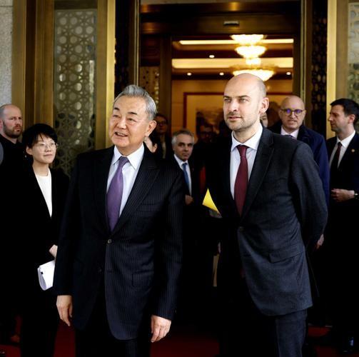 王毅下周就要去马尼拉开东盟外长会，结果中国日报偏偏在这个节骨眼上，发了一条把菲律