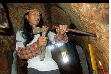 2006年，一位男子扛着锄头在地里干活，忽然，一个长发黑影一闪而过，男人吓得坐到