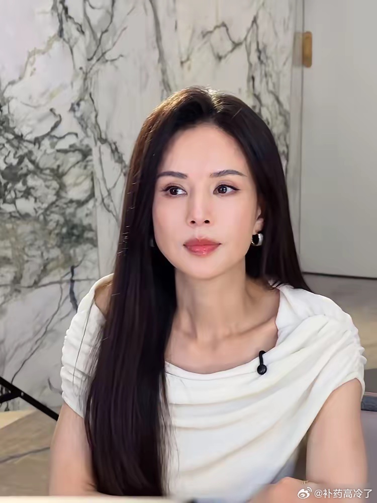 57岁的李若彤，根本就不是冻龄，而是硬生生把时间打骨折了。 